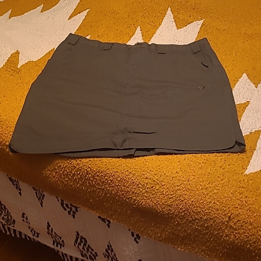Duluth olive skort size 18